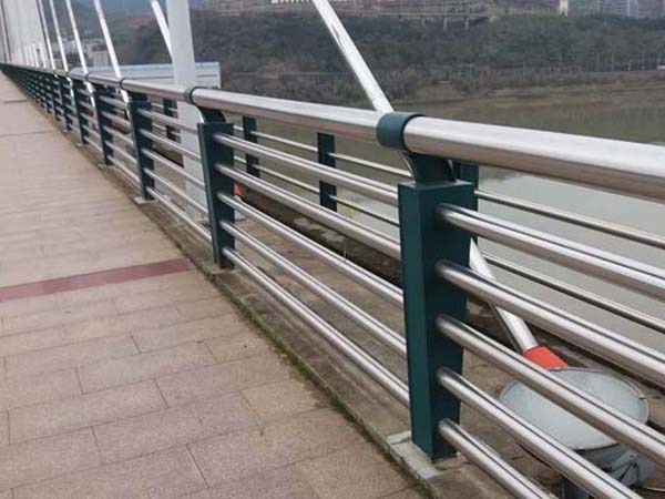 201不銹鋼復(fù)合管護(hù)欄