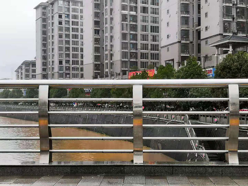 201不銹鋼復(fù)合管護(hù)欄