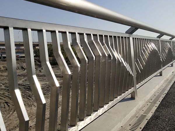 不銹鋼碳素復(fù)合方管護(hù)欄